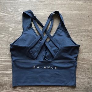 Balance athletica define top RAIN